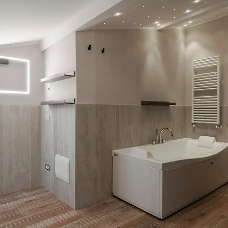 Castello 25 Luxury Suites * Ντεζεντσάνο ντελ Γκάρντα