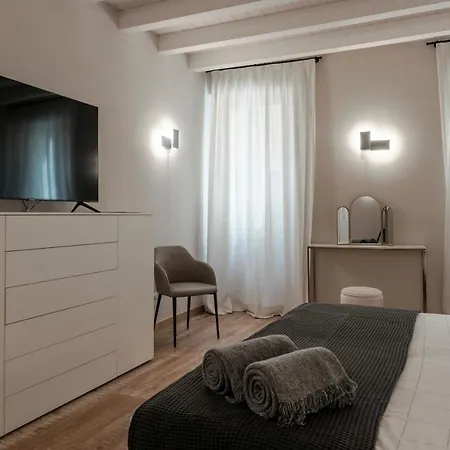Castello 25 Luxury Suites Bed and Breakfast
