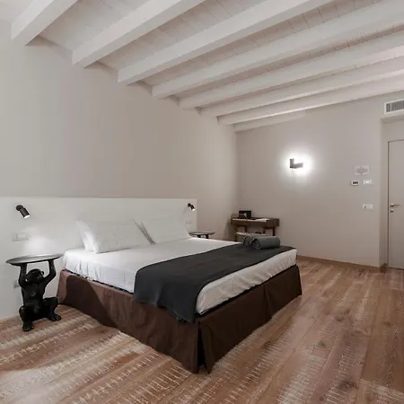 Castello 25 Luxury Suites